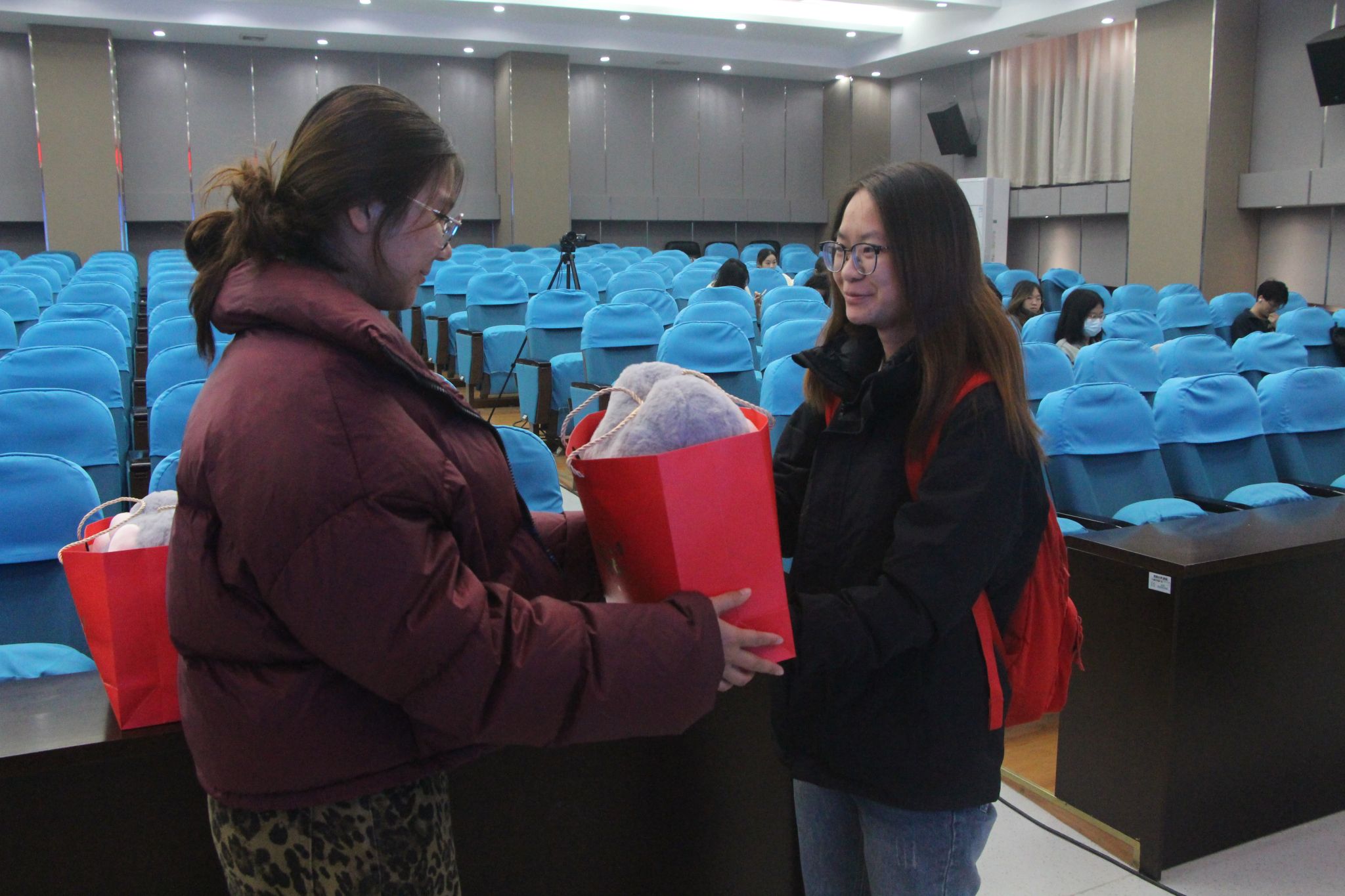 文件名称:荣昌发放考研加油礼物.JPG原图大小:6.76MB