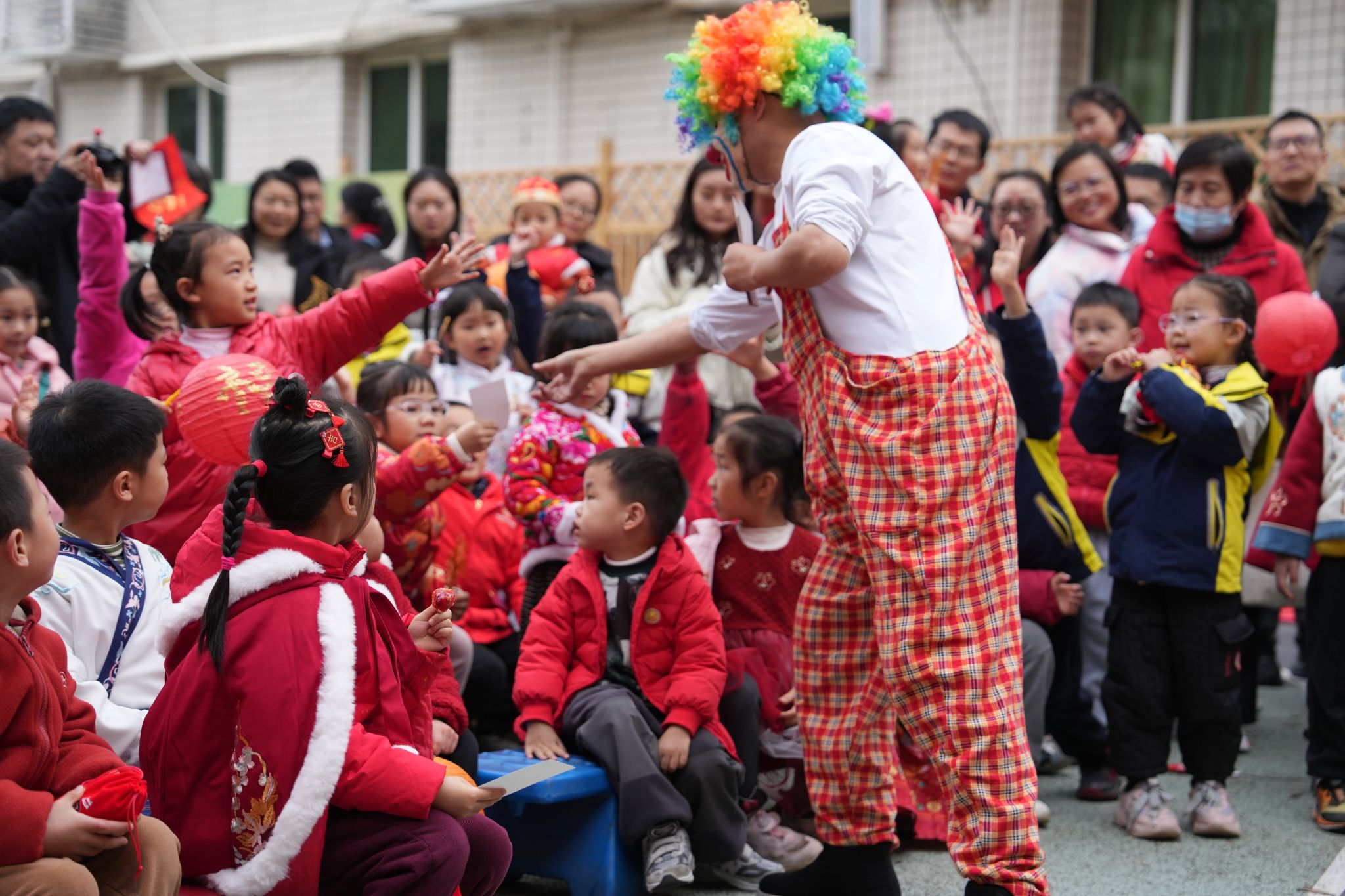 文件名称:12月29日,taptap点点官方网站实验幼儿园萌娃们欢声笑语迎新年。 图为萌娃们观看魔术表演。刘宇飞摄.JPG原图大小:20.39MB