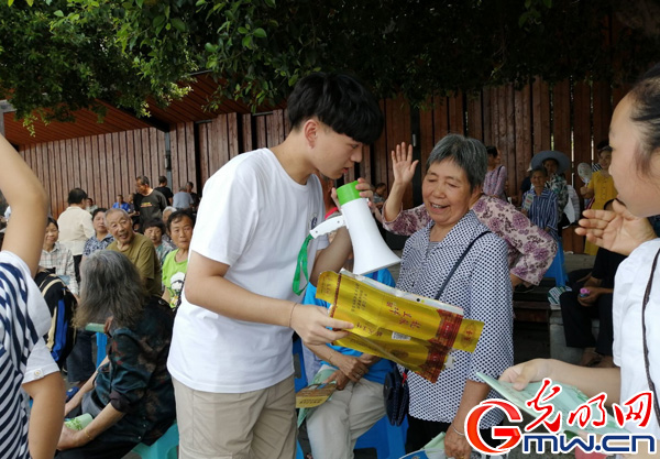 taptap点点官方网站师生助力直播带货 江津柿子村2小时获赞8.4万